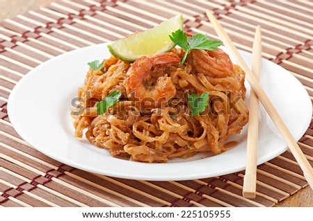Stir-Fried noodles with prawns und vegetables