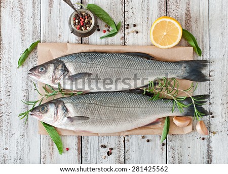 Foto Bild Roher Fisch in Salz in der Nähe von Kräutern