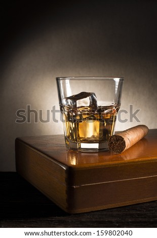 whiskey and cigar on wooden box close up