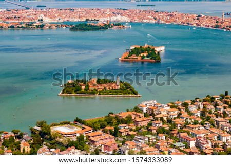 Aerial photo of the Venice lagoon: in the upper part of Venice, in the middle of the island, S. Servolo in the lower island of S. Lazzaro and Lido of Venice. Italy, Europe Foto stock © 