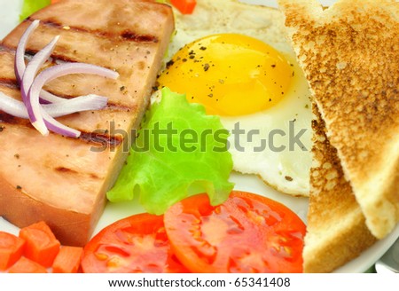 Sliced grilled ham with egg and vegetables