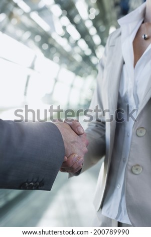 Germany, Leipzig-Halle, Airport business people shaking hands