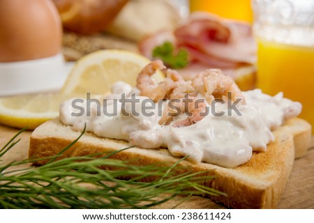 Toast bread with shrimp salad, dill and lemon