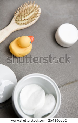 Wellness, rubber duck, hairbrush, bowl with eye pads, cream jar