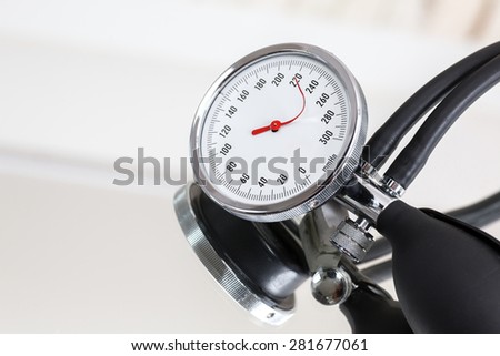 Blood pressure gauge with bent indicator needle