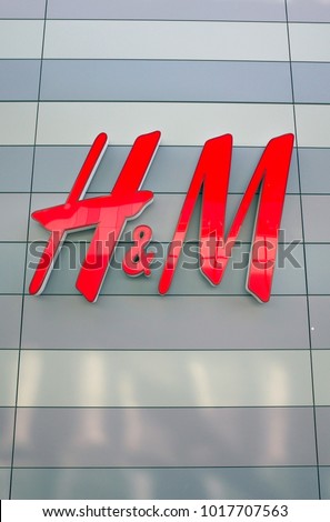 Bracknell, England - February 04, 2018: H & M shop sign on the outside of the fashion store in Bracknell, England. Originally from Sweden, H&M opened their first store in London in 1976 Stock fotó © 