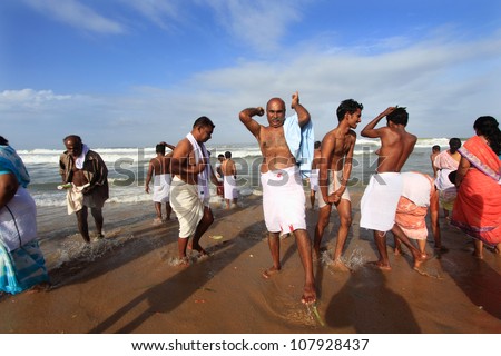 VARKALA, INDIA - JUL18: People participate in the \'Bali Tharpanam\' a ritual for departed ancestors on the auspicious occasion of new moon day on July 18,2012 at Papanasam beach, Varkala, India.