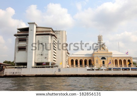 BANGKOK, THAILAND - FEB 12 : Chao Phraya river flows in front of the Royal seminary building in Bangkok on February 12, 2011. It is the principal river that flows through 365 km of land in Thailand.