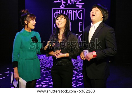Korean fashion designer Hwang Jae Bock (middle) is interviewed by a TV presenter (left) and a comedian at Seoul Collection 08/SS.