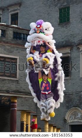 FOSHAN-Jan 4:In order to meet the China the arrival of the new year, lion dance team performances in the temple, attracting a large number of people watching in January 4, 2014 in Foshan, China