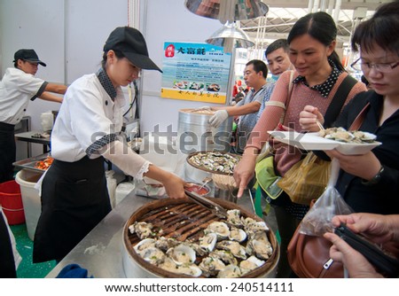 FOSHAN - Oct 25: agricultural products display and sale in Oriental plaza, 200 companies to participate in, the sale of health food, there are a lot of citizens to buy Oct 25, 2013 in FOSHAN, China