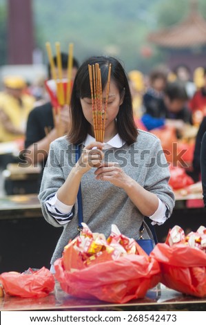 FOSHAN march 15:26 Chinese New Year, is the birthday of the buddhist goddess of mercy, believers to worship the goddess of mercy temple. Pray for happiness and health march 15 2015 in Foshan, China