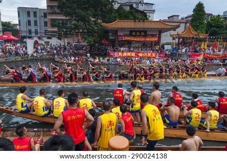 FOSHAN-June 22:Third Dragon Boat Festival dragon boat race held in Fen rivers, a total of 16 dragon boat ship, there are tens of thousands of people watched, elegantly June 22, 2015 in Foshan, China