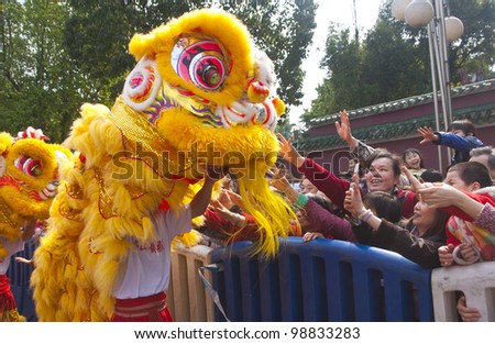 FOSHAN, MARCH 23: Public Happy To Meet The Lion Dance?Celebrate The Birthdayof The Temple Of God, Foshan Temple Organized A Parade Of The Intangible Cultural Heritage March 23, 2012 in Foshan, China