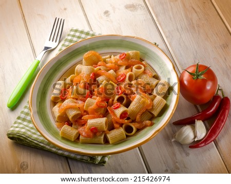 integral pasta with fresh tomatoes and hot chili pepper
