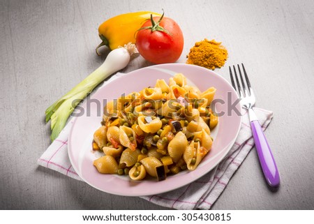 pasta with peas tomatoes capsicum and curry