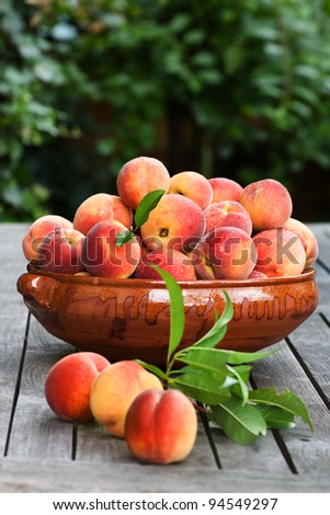 A horizontal view of very juicy peaches in a bowl