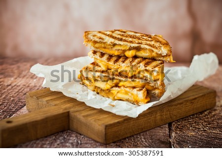 Grilled cheese sandwich with caramelized apples