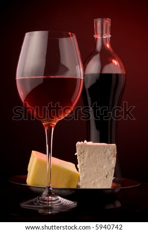 wine red  glass bottle details yellow and white cheese