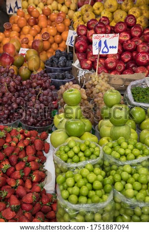 Varieties of Organic Spring Fruits in a Traditional Daily Market in Tehran. Translation of Price Tags: Grapes of Shahroud City, 15000 Tomans - Black Plumes, 15000 Tomans - Bloody Oranges 8500 Tomans Imagine de stoc © 