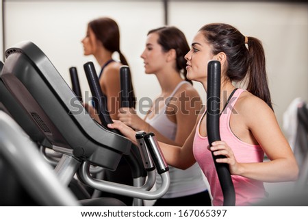 Similar – Foto Bild Frau Übung Elliptical Cardio laufen Training im Fitnessstudio