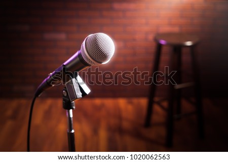 microphone on a stand up comedy stage with reflectors ray, high contrast image Stockfoto © 
