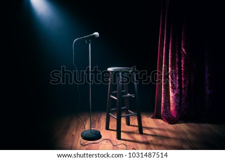 microphone and stool on a stand up comedy stage with reflectors ray, high contrast image Stockfoto © 