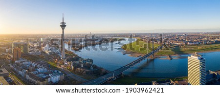 Foto Bild Blick auf die Düsseldorfer Skyline bei Sonnenuntergang