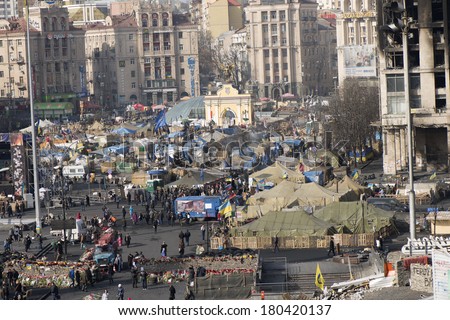 View of the independence square and burnt down the House of trade unions from the Instytutska Street, 07.03.2014.