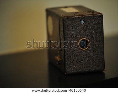 An old antique box camera sitting on a table
