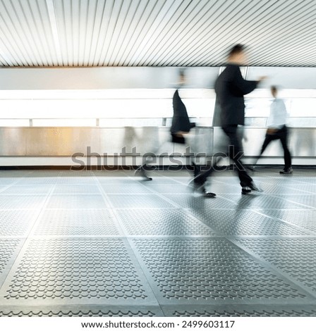 Similar – Foto Bild Unscharfe Geschäftsleute auf einer Rolltreppe