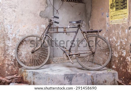 VARANASI, INDIA - 25 FEBRUARY 2015: Traditional Indian bicycle parked in corner of street. Bicycles are very common means of transportation on India\'s streets.