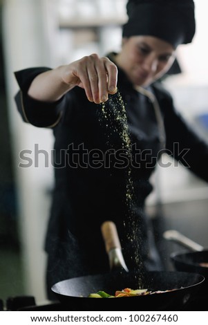 Foto Bild Frau, die Zimtbrötchen zubereitet und dekoriert.