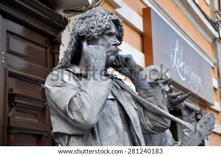 CLUJ NAPOCA - MAY 24: World Champions called Beeldje Living Statues from Netherland doing a busking mime called Sing along, during the Cluj Days of Cluj. On May 24, 2015 in Cluj, Romania