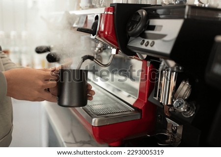 Similar – Foto Bild Crop Barista bereitet heißen Kaffee in einem Café zu