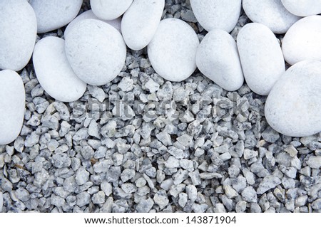 arrangement of white pebbles and small gravels
