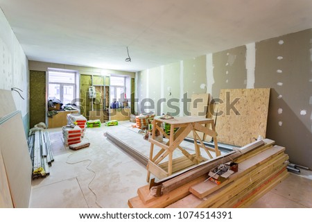 Working process of installing metal frames for plasterboard -drywall - for making gypsum walls  in apartment is under construction, remodeling, renovation, extension, restoration and reconstruction.  商業照片 © 