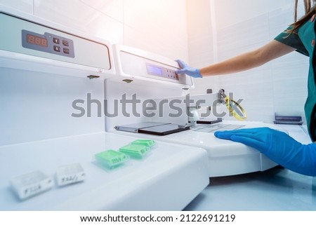 Laboratory assistant works at paraffin wax dispenser tissue embedding machine. Stockfoto © 