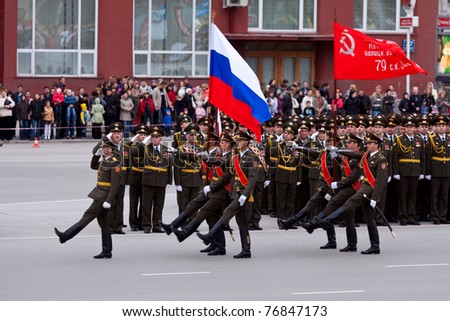 NOVOSIBIRSK - MAY 7: The Rehearsal of a parade dedicated to Victory Day in World War II, soldiers endure the national flag of Russia on May 7, 2011, Novosibirsk Russia