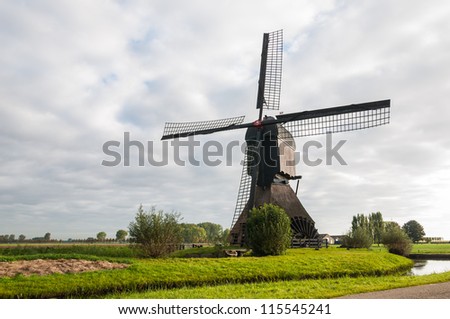 This windmill (\'Noordeveldse molen\') in the Dutch village of Dussen is a polder mill from 1795. The mill was restored in 1969 and, after a fire in 1992, reestablished in 1997.