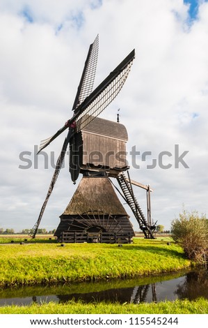 This windmill (\'Noordeveldse molen\') in the Dutch village of Dussen is a polder mill from 1795. The mill was restored in 1969 and, after a fire in 1992, reestablished in 1997.
