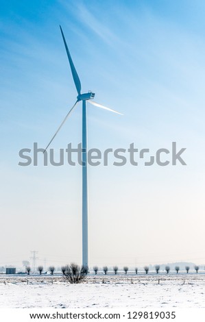 The difference between the height of the wind turbine with a tower of 105 meters and blades of 45 meters on the one hand and the willows on the other hand is remarkably high.