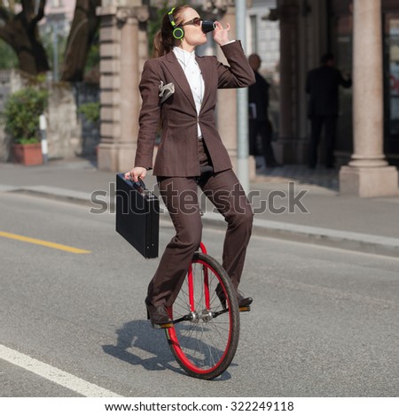 woman through the city with the unicycle to go to work
