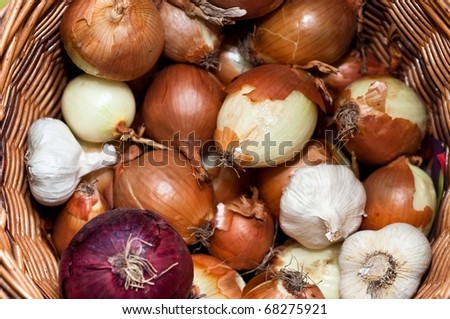 A pile of bulb onions in a basket
