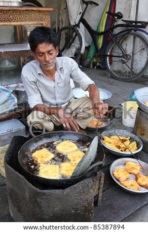 JAIPUR, INDIA - SEPTEMBER 23: An unidentified man sells deep fried snacks at a stall in Jaipur on September 23, 2011.  Diabetes is becoming an epidemic in India in part because of high fat diets.