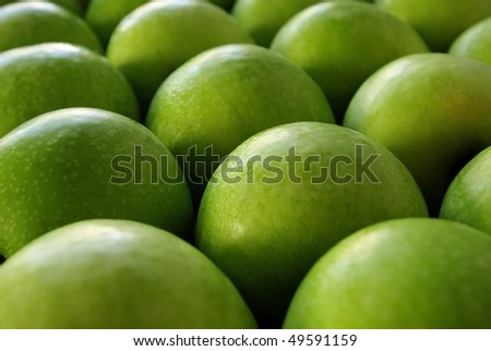 green granny smith apples in line