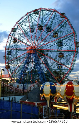 BROOKLYN, NEW YORK - MAY 31 :Wonder Wheel at the Coney Island amusement park on May 31, 2014. Deno\'s Wonder Wheel a hundred and fifty foot eccentric Ferris wheel. This wheel was built in 1920