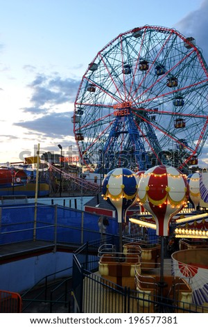 BROOKLYN, NEW YORK - MAY 31 :Wonder Wheel at the Coney Island amusement park on May 31, 2014. Deno\'s Wonder Wheel a hundred and fifty foot eccentric Ferris wheel. This wheel was built in 1920