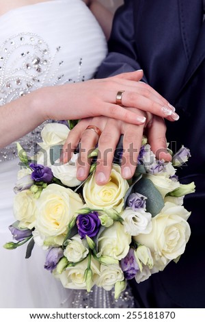 Bride and Groom\'s hands. Wedding bouquet.