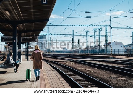 Similar – Foto Bild junge Frau am Bahnhof, die auf die Zieltafel schaut. Konzept für Reisen und öffentliche Verkehrsmittel